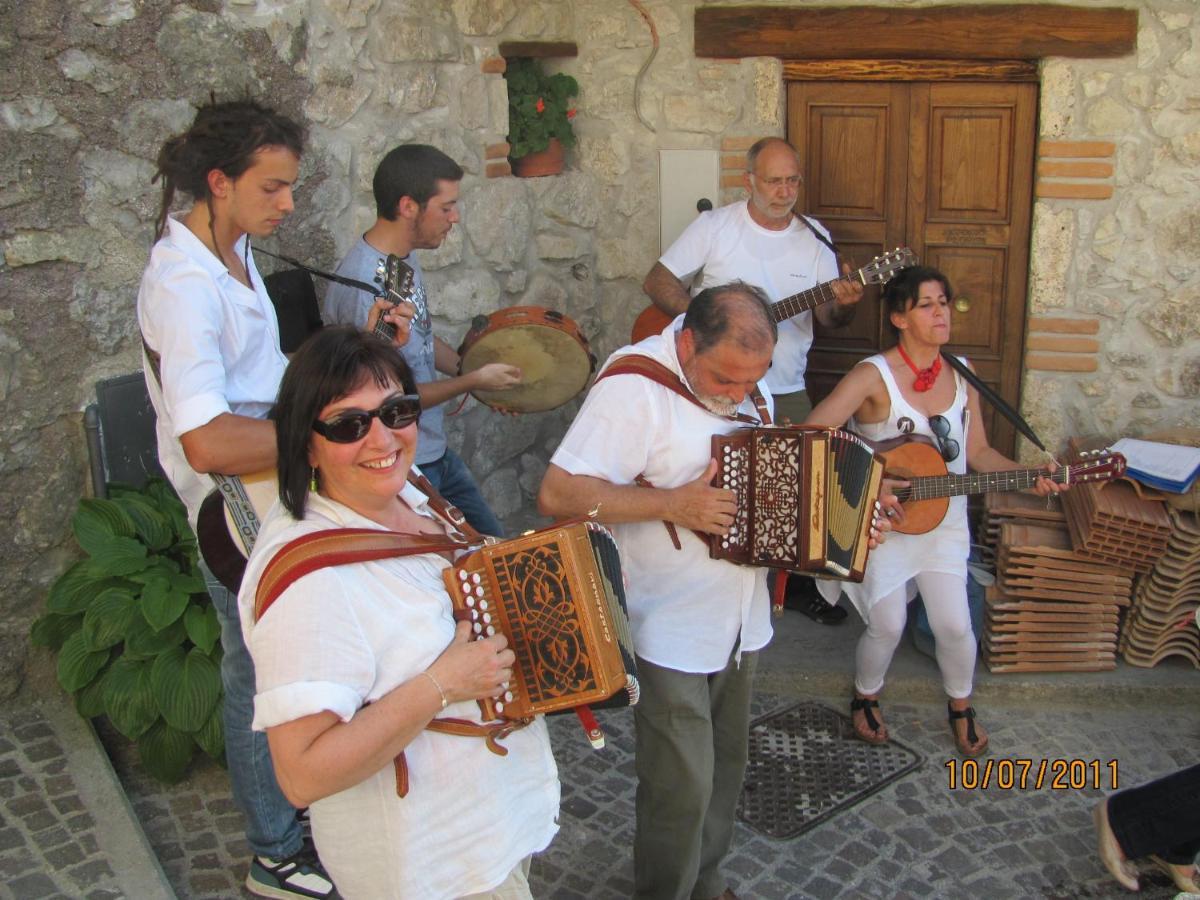 Villa La Bottega Del Fabbro Affitto Breve Contigliano Exterior foto